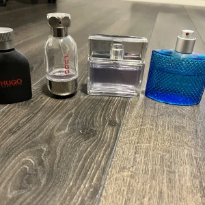 4 st parfymer herr - 4 stycken herrparfymer. 3 Hugo boss och en James bond 007. Den svarta flaskan är nästan slut. Alla tillsammans för 150kr. 