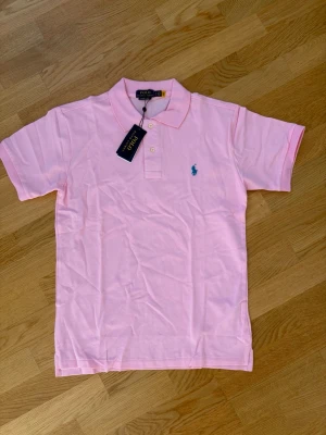 Ralph Lauren piké  - Mycket fin rosa Ralph Lauren piké. Oanvänd. Storlek M