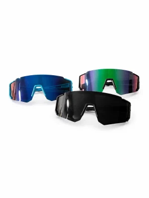 Sportiga futuristiska solglasögon - Säljer tre par sportiga solglasögon med futuristisk vibe. Ena paret har blå spegelglas, ett har grönt/lila spegelglas och det tredje har svarta glas. Alla har en kantig, bred form och passar perfekt för en trendig look.