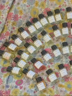 Essnce splitpaket  - 3 stycken 3 ml glasdekanter med spray 🔅Välj bland dofterna som finns på listor bland bilderna 
