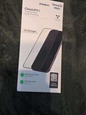Rivanoo skärmskydd Samsung S26 Privacy - Säljer ett ClassicFit härdat glas skärmskydd från Rivanoo till Samsung S26 med privacy-funktion. Skyddet är genomskinligt med mörk ton, har rundade hörn och ger extra skydd mot repor och stötar. Perfekt för dig som vill ha extra integritet och hållbarhet.5 gånger så starka som en vanlig skärmskydd och är helt svart redan vid 28° grader