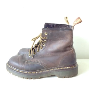 Dr. Martens bruna läderkängor i gott skick. Få skråmor, sulan är inte alls sliten.  - Dr. Martens bruna läderkängor i gott skick. Få skråmor, sulan är inte alls sliten. 