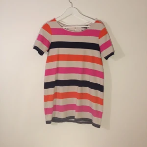 Kort klänning. Mycket gott skick. Dragkedja bak.  - Kort klänning. Mycket gott skick. Dragkedja bak. 