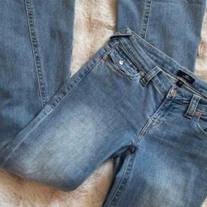True religion jeans  - Säljer ett par ljusblå jeans från True religion, modell Joey. Dem är uppsydda längst och är nu ungefär 100cm. Har använt dem 2 gånger och köpte för fullpris (1200).