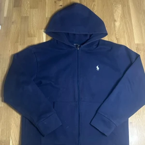 Polo Ralph Lauren hoodie - Säljer denna riktigt feta mörkblåa Ralph lauren hoodien‼️🙌🏼 storlek M skulle ‼️passar S‼️. Hör av dig vid minsta lilla fundering🙌🏼🙏‼️ (tar även bud (prisförslag) skickas 24h efter köp‼️🤯💸 (tvättas efter köp) (reserverar ej)