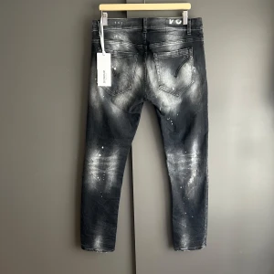 Nya dondup george jeans - Nytt skick . Storlek W34 passar dig som är mellan 178-188cm. Nypris ca 4000kr. Modellen är 185 cm, 79 kg. Passar bra nu till sen sommar/höst. Skriv för mer information!🤝 OBS TAGS FÖLJER EJ MED!