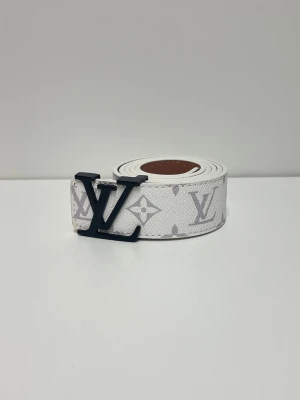 Lv Bälte - Säljer ett helt nytt bälte, aldrig använd. Storlek 110. Skriv gärna vid fler frågor. Postar inom 24h efter betalning. (Alla bilder är tagna av mig)