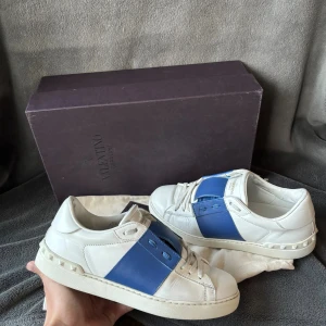 Valentino open skor - Valentino garavani open | originalstorlek: 39, sitter ofta som 40, fråga om innermått vid osäkerhet | ingår: box och dustbag