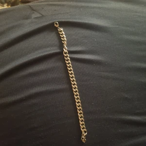 Tjockt silverarmband med kedjelänk - Säljer ett stilrent armband i silver med breda, platta kedjelänkar. Armbandet har en klassisk karbinhake och känns både tungt och trendigt. Perfekt accessoar för att lyfta din outfit med en touch av bling. Med vikt på 21,3g