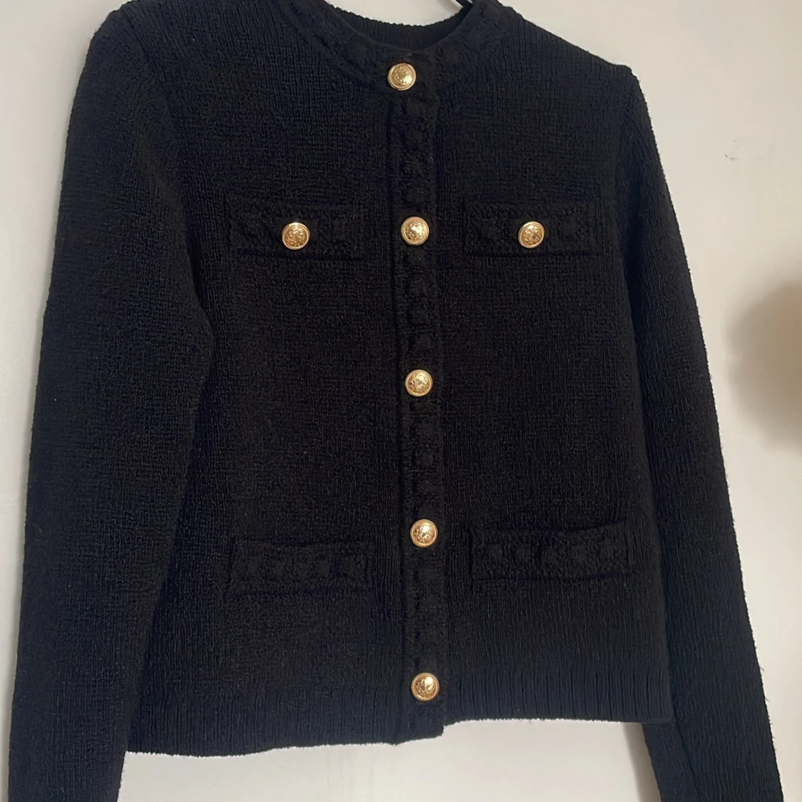 Svart kofta med guldknappar från H&M XS