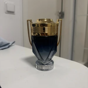 Paco Rabanne Invictus Parfum - Invictus Parfum från Paco Rabanne med en unik troféformad flaska. Volymen är 100 ml och den är tillverkad i Frankrike. Perfekt för dig som vill sticka ut med en ikonisk design.