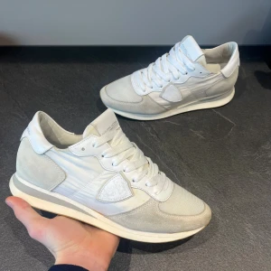 Philippe Model trainers - Super snygg och stilrena Philippe model trainers. Mycket bra skick. Inga defekter. Förutom små bruna märken på sulan  vilket inte syns vid användning. Skick 8/10. Stor 40 storlek sitter som 41. 