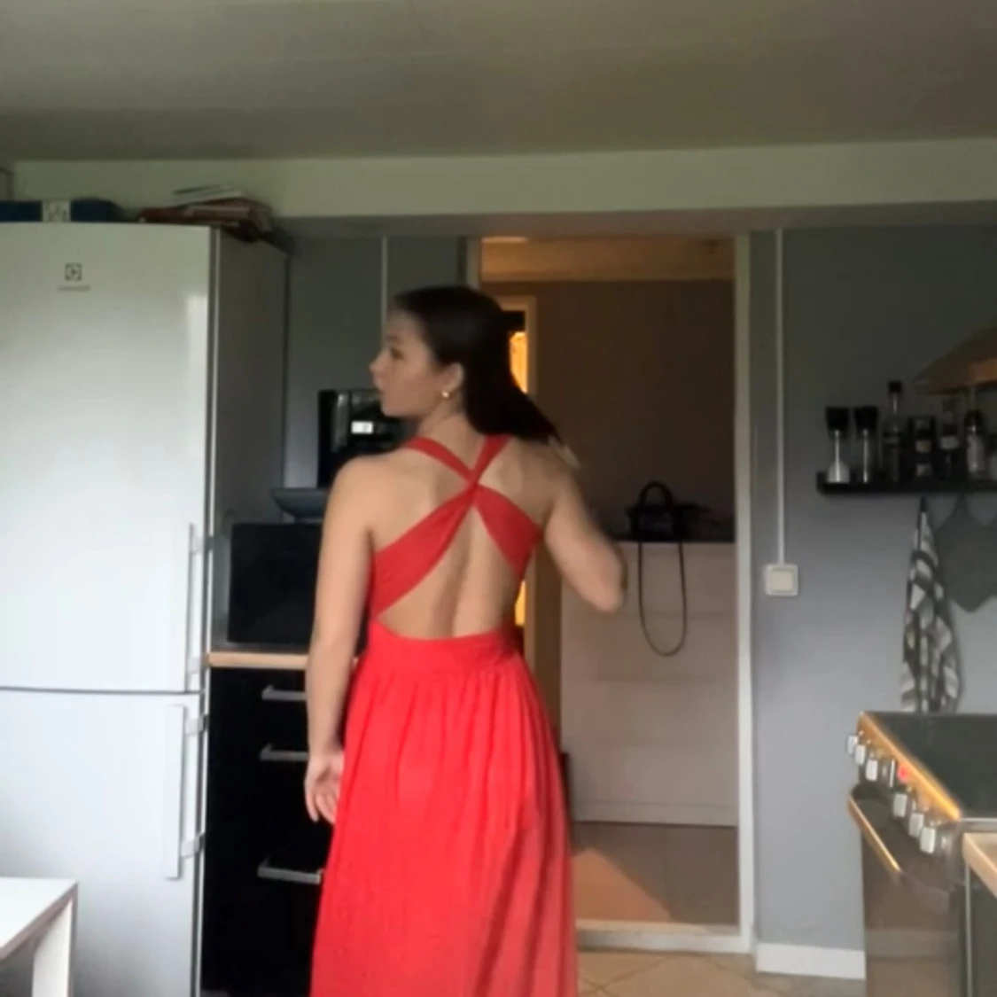 Röd långklänning med djup v-ringning - 1