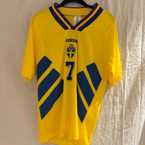 Sverige retro tröja VM 1994 Larsson #7  - En svensk retro tröja från VM 1994 med stjärnspelare Henrik Larsson på ryggen! Bara att höra av sig vid frågor!
