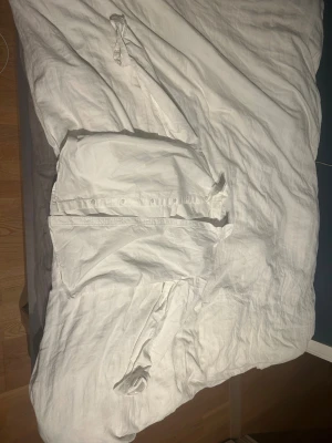 Vit skjorta från H&M strl 158 - Klassisk vit skjorta från H&M i storlek 158. Skjortan har lång ärm, krage och knappar framtill. Tillverkad i mjuk bomull som känns skön mot huden. Perfekt för dig som gillar enkel och stilren look.