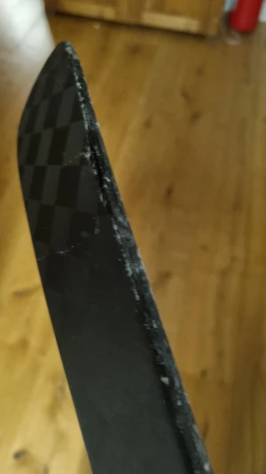 Bauer hyperlite2  - Bilderna visar en Bauer Hyperlite hockeyklubba.Klubban har synligt slitage på bladet, men är i brukbart skick. Perfekt för hockeyspelare som söker en lätt och responsiv klubba.