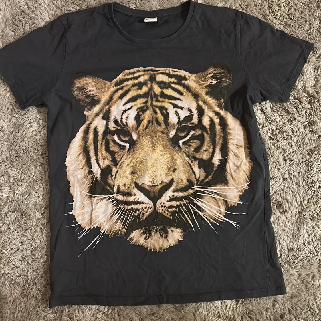 Mörkgrå t-shirt med tigertryck från Lindex