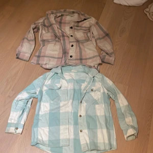 Rutig overshirt från Studio, S, Jacka - Säljer en oversized rutig overshirt från Studio i ljusrosa, beige och grå toner. Skjortan har stora bröstfickor, klassisk krage och knappar framtill. Perfekt att slänga över en t-shirt för en chill look. Jackorna är i storlek 152.🤗