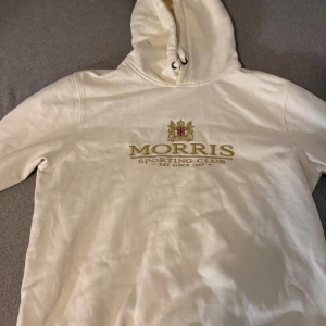Vit hoodie från Morris  - Snygg vit hoodie från Morris knappt använd. Säljer då jag inte använder speciellt mkt.