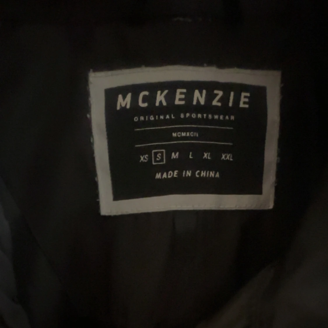 Svart pufferjacka från McKenzie - 1