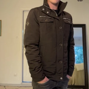 J.Lindeberg Field Jacket  - En klassisk och stilren J.Lindeberg jacka | Storlek: S | Något smutsig, men inget som syns | Färg: Svart/Brun | Nypris: Slutsåld modell runt 4000kr | Kan mötas upp | Skriv om minsta fungeringar | 