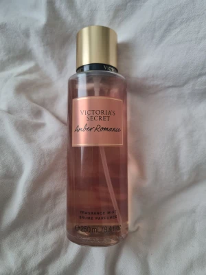 Victoria's Secret Amber Romance mist - Amber Romance från Victoria's Secret är en fragrance mist med 250 ml volym. Flaskan beskriver doften som 'Deep amber. Sugar kisses. Chasing sunsets.' Ingredienser: Alcohol Denat., Water, Fragrance, Propylene Glycol, Glycerin, PPG-26-Buteth-26, PEG-40 Hydrogenated Castor Oil, m.fl. använd lite