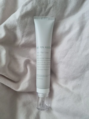Björn Axén Anti Hair Loss Serum - Björn Axén Anti Hair Loss Serum i en vit tub med pump och transparent lock. Innehåller AnaGain 4%, Moisture Lock Complex och antioxidant vitamin E. Tuben rymmer 45 ml och är dermatologiskt testad, tillverkad i Sverige. Perfekt för tunt och fint hår. Helt ny