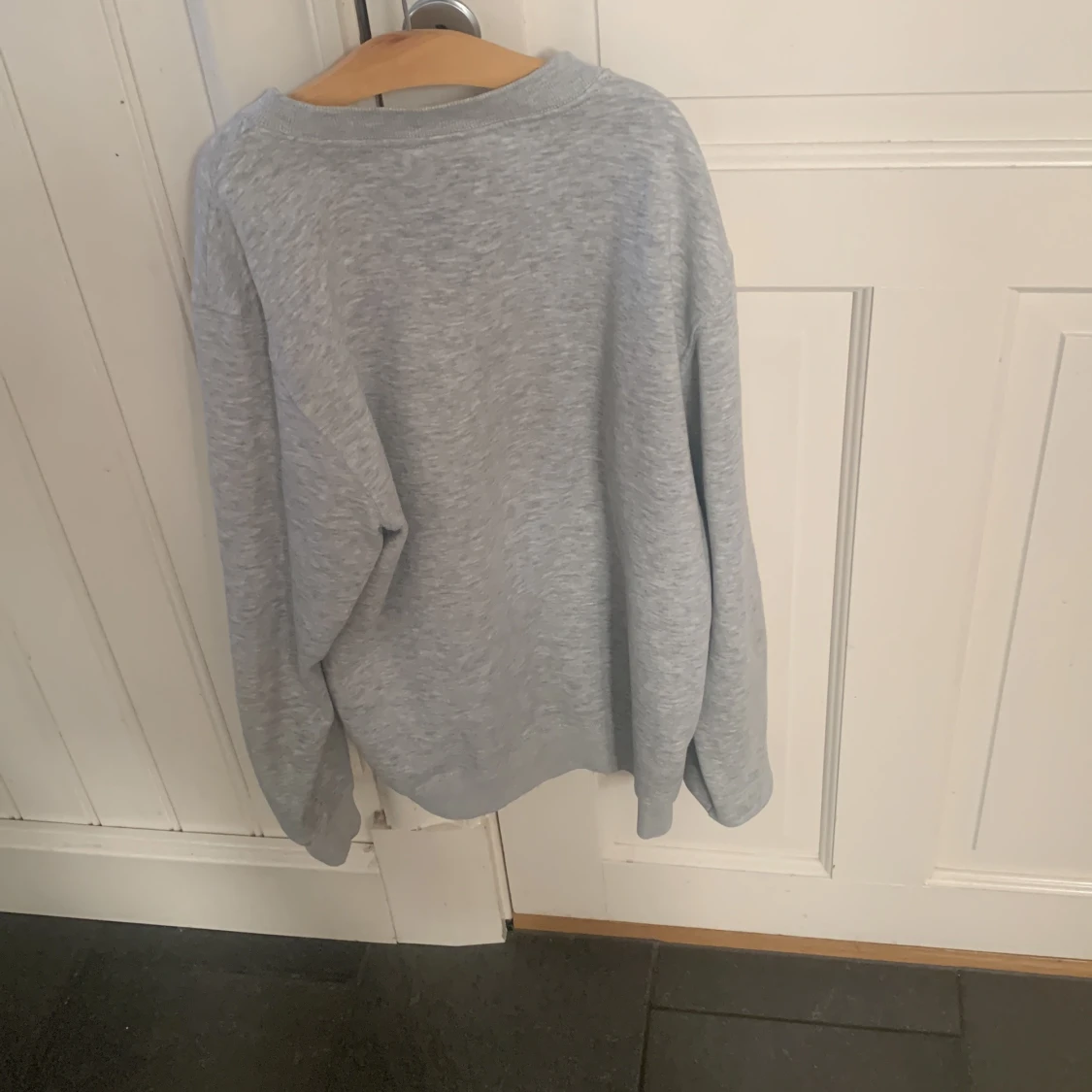 Grå sweatshirt från Weekday - 2