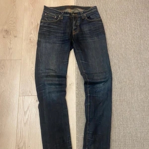 Raw Denim Nudie Jeans Med Fades - Säljer dessa otroligt snygga Jeans ifrån Nudie. Har inget att anmärka på, förutom att de passar en 32:a i midjan bättre än 33, vilket står i dom. Längden är 36, men funkar till mig som har 34!  Har du frågor eller bud är det bara att höra av dig :)