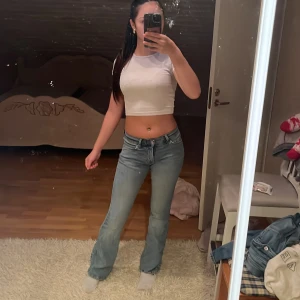 Ljusblå bootcut jeans från Perfect Jeans - Säljer ett par ljusblå jeans från Perfect Jeans med bootcut passform. Jeansen har klassisk femficksdesign, låg midja och är tillverkade i mjukt denimtyg. Perfekta för dig som gillar en avslappnad men ändå snygg stil.