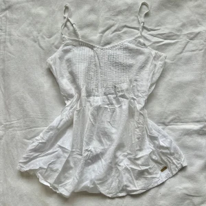 Vit topp - Söt vit topp i bomull  Vid köp av flera varor får du rabatt💛  