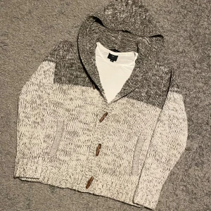 Stickad kofta - Tjena! Säljer riktigt fet stickad cardigan! 🙌🏻Perfekt för kalla dagar! ❄️Tröjan är i nyskick 8,5/10. Tröjan har klassiska fickor, luva och knäppöppning upp till med en stil som siktar på ”oldmoney” och ”vintage”, men funkar till nästan vilken stil som helst!💡Tveka inte på att höra av er!💪🏼 Kom privat för bilder när den sitter på :)!