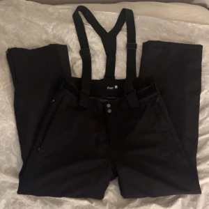 Svarta skidbyxor - Säljer ett par svarta skidbyxor! Dom är välanvända men i bra skick!🩷🩷