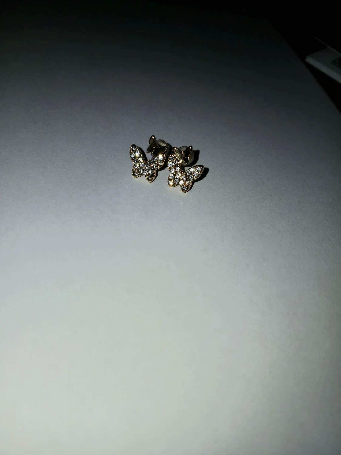 Glittriga fjärilsörhängen i guld.