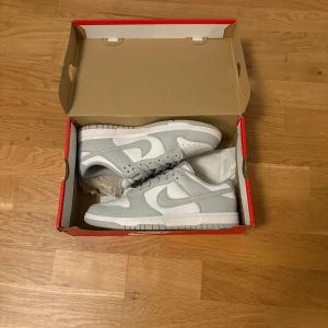 Nike Dunk Grå - Helt nya Nike Dunk Gråa!!! Aldrig använda storlek 42 skriv för frågor, pris kan diskuteras!
