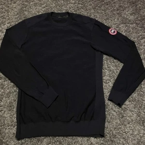 Marinblå stickad Canada Goose - Superfin och stilren Canada Goose – Dartmouth CORDURA-Panelled Merino Wool-tröja i marinblått. Storlek L. Aldrig använd och i helt nyskick! Perfekt för dig som vill ha hög kvalitet och snygg design. Hör gärna av dig om du har frågor! 😊 