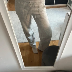 Grå mjukisbyxor med snörning - Mjukis från lager. Små fläckar de sista bilder 