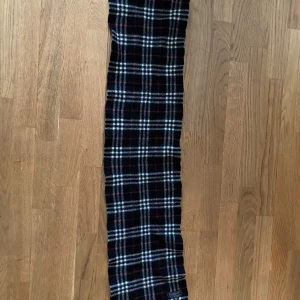 Burberry halsduk - Säljer en varm och fin Burberry halsduk som passar perfekt till årets kyligare dagar. Jag är inte helt säker på om den är äkta därav pris. Halsduken är 110 cm
