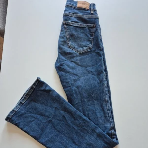 Gina tricot jeans stl: 34 tall - Jeans i mycket fint skick, inköpta på Gina tricot. Storlek 34 bootcut tall. Tvättade en gång. Inköpta för 499kr