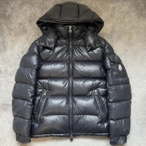 Moncler maya  - Säljer min Moncler Maya i storlek 2 (M) som bara är använd en vinter. Jackan är fortfarande fräsch, inga skador eller fläckar. Moncler-väska och allt originaltillbehör ingår. Perfekt för dig som vill ha en varm och stilren dunjacka i toppkvalitet. Äkta!