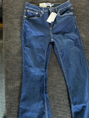 Mörkblå Snake Flare jeans från 157 - Snygga mörkblå jeans från 157 i modellen Snake Flare. Helt nya