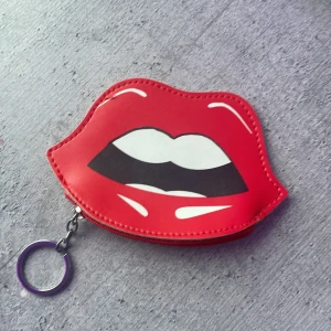 Läppformat Väsk tillbehör - Gulligt läppformat accessoar som  kan sättas fast i väskan för att få den kompletta looken eller ha småsaker i. Storlek: 14 cm bred och 9 cm hög.(var snäll och lajka om du är intresserad av den) 💓