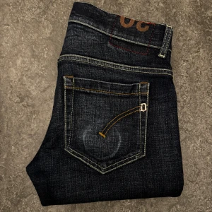 Dondup jeans fade - Otroligt snygga Dondup Jeans! Det är Raw material med fades, otroligt bra skick!, storlek W30 L30, model George, slimfit.                                                                              Om du har några frågor så kontakta oss gärna, priset är ej hugget i sten!! Mvh Saint;)