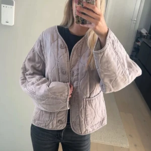 Zara quiltad jacka  - Jättefin jacka från Zara som inte används. Första bilderna är lånade. Lite beige lila i färgen