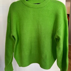 Grön stickad tröja från BikBok - Säljer en grön stickad tröja från BikBok i storlek S. Tröjan har en rund halsringning, ribbade muddar och är långärmad. Perfekt för dig som gillar färg och vill ha en mysig och trendig look.