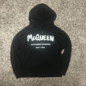 Alexander McQueen hoodie - Säljer en Häftig Alexander mcqueen hoodie i fantastiskt skick! Skick: 9,5/10🥂 Pris: 1799🎗️ Storlek: S♣️ Snabbaffär = priset sänks-SERIÖSA BUD🔓 OBS‼️Logan/tagen inuti Hoodien har tyvärr gått sönder så den sitter ej på hoodien längre!