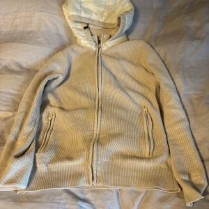 Vit cardigan från indicode - Säljer den mycket populära och slutsålda cardiganen från Indicode. Storleken är XS men sitter mer som en S. Skicket är mycket bra 9/10. Skriv för frågor och funderingar.