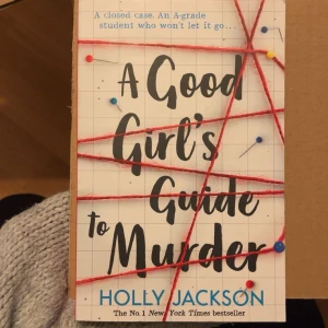 A Good Girl's Guide to Murder - En spännande och beroendeframkallande thriller om en smart student som vägrar släppa ett gammalt mordfall. Perfekt för dig som gillar mysterier, utredningar och nervkittlande berättelser. En modern deckare som har blivit en favorit bland unga läsare.