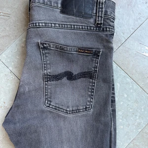 Nudie jeans lean dean - Lean dean gråa costum made där jag sprättat upp sidorna för att klä sig över skorna bättre. W29 L32