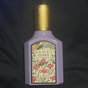 Gucci- Flora gorgeous magnolia  - Parfym från Gucci. Superfin blommig doft. Går inte att se mängd kvar men skulle gissa mer än hälften då jag inte har använt den särkilt mycket. 🪷